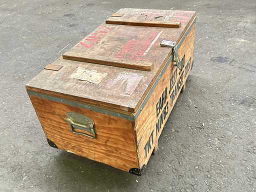 Coffre militaire en bois avec contenu