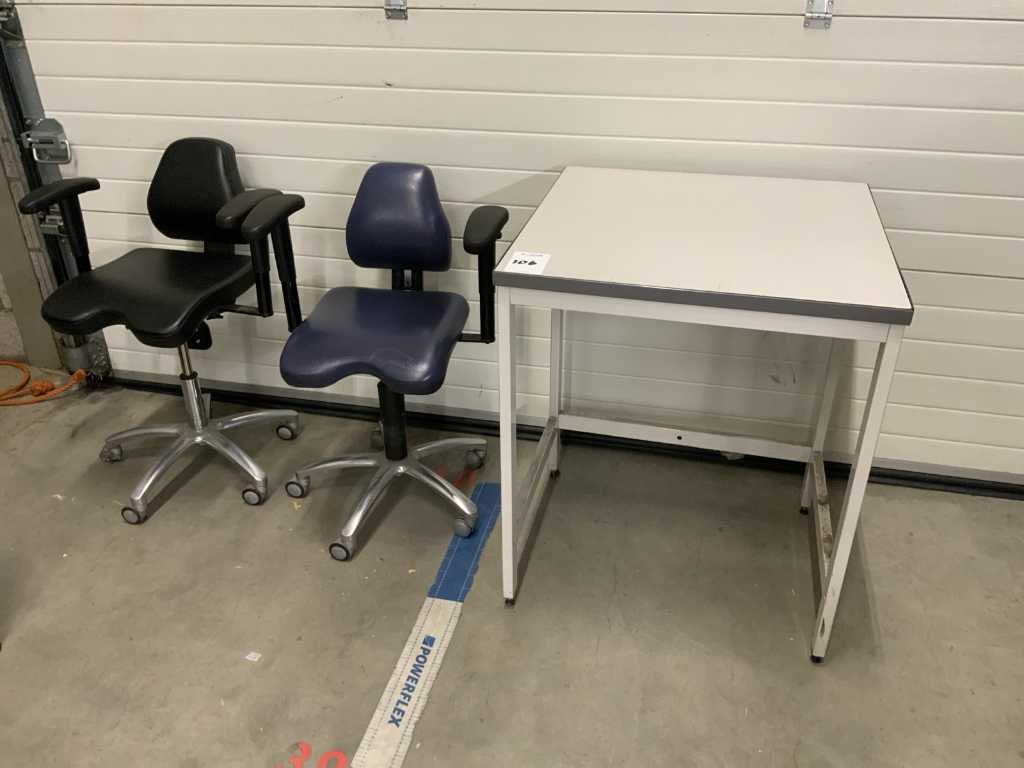 Chaises et table de bureau
