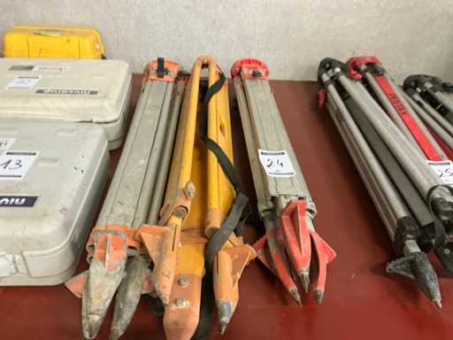 Various tripods (3x)