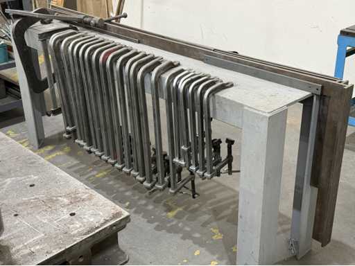   Beaucoup de serre-vis à soudure