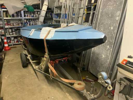 Sloep met motor en trailer