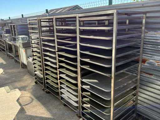 4 Rack-Wagen inklusive 55 Backbleche