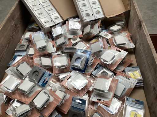 Mieszaj przełączniki lotowe i gniazdka ścienne