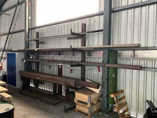 Kragarmregal mit Inhalt