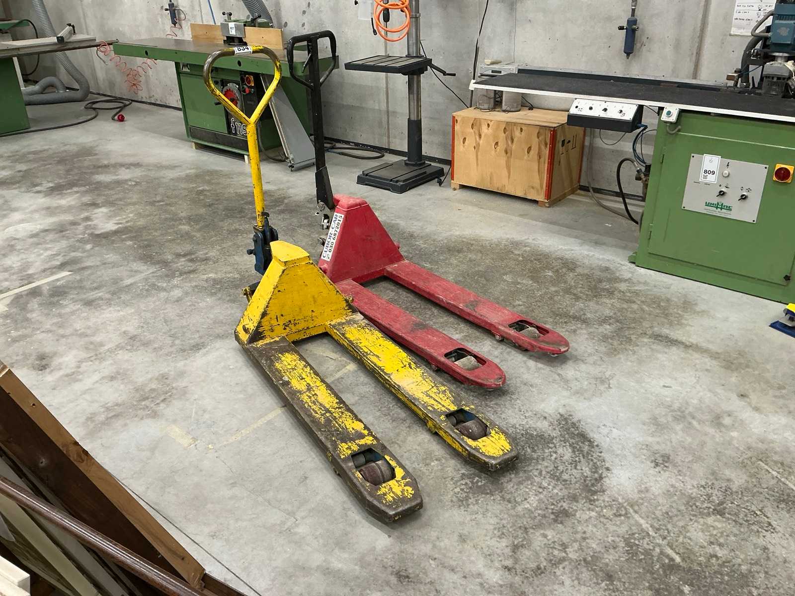 Hand Pallet Trucks (2x)