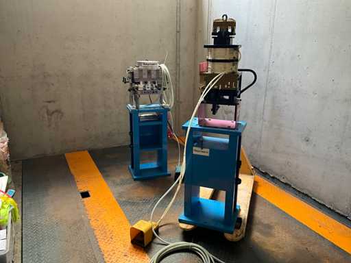 Reynaers Punching Machine 2 pieces - pneumatic - working