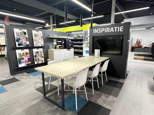 Vergadertafel met 6 Crassevig stoelen en 3 hanglampen