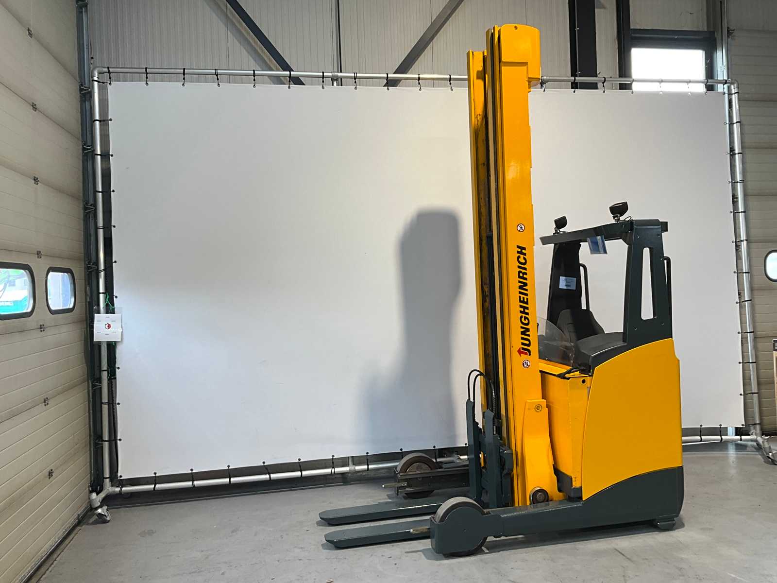 Jungheinrich ETV 320 Reach truck Triplex – Sideshift – hydraulically extendable forks – Freelift