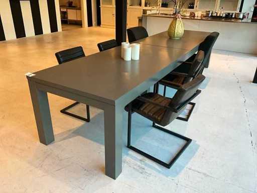 Tavolo da pranzo con sedie