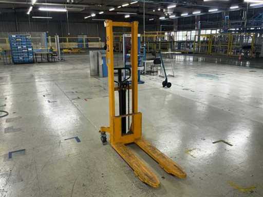 Manutan MT1015 Stacker 2016