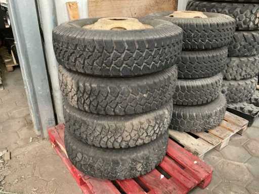 Trupa de Anul Bun (4x)