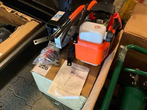 Tarière JMC 52 cm³ et 2,3 ch