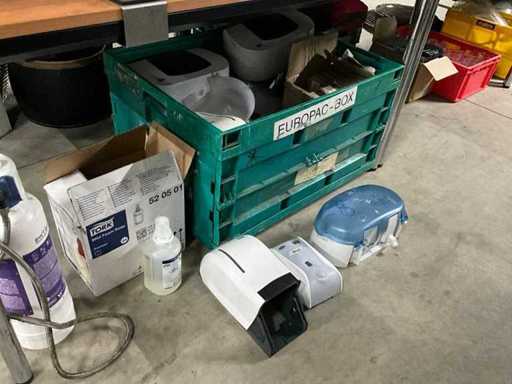 Distributeurs de savon et porte-rouleaux en papier