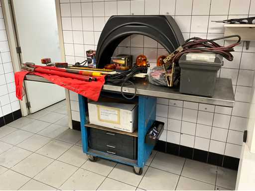 Diverses Anhängerzubehör auf dem Arbeitstisch