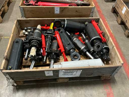 Divers vérins hydrauliques