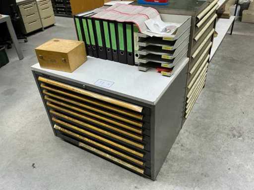 Measuring equipment and test equipment cabinet