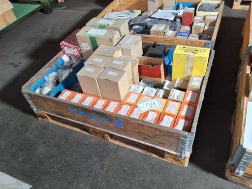   Palette mit Elektromaterial Stübbe + Reca + Borgh + Würth