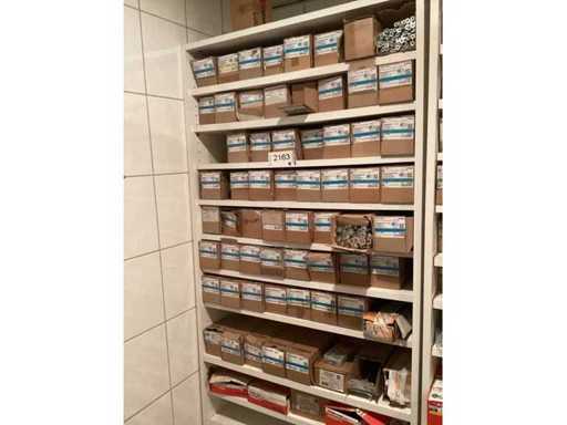 Armoire avec contenu de vis en bois