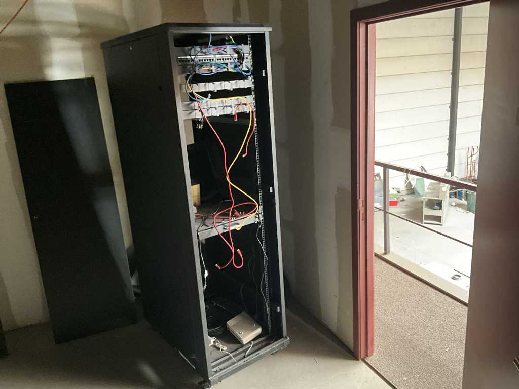 Mobile server cabinet