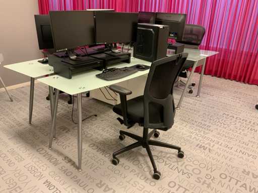 Schreibtisch mit Bürostuhl (3x)