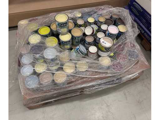 Palette avec différentes peintures