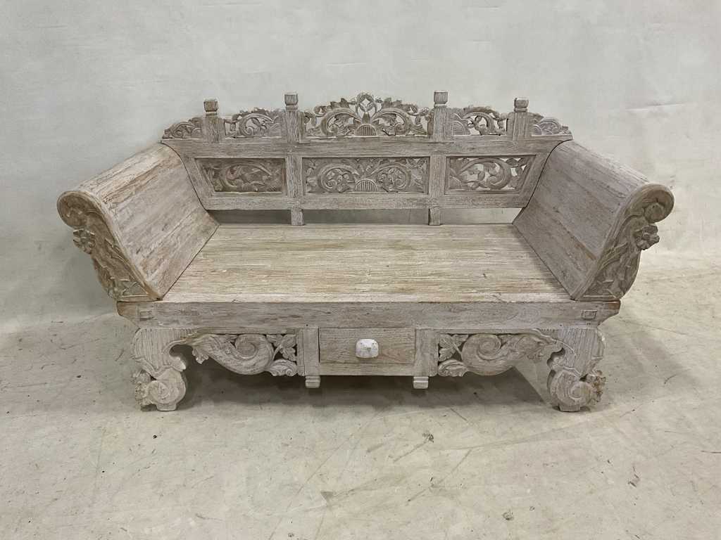 Relax daybed with carvings