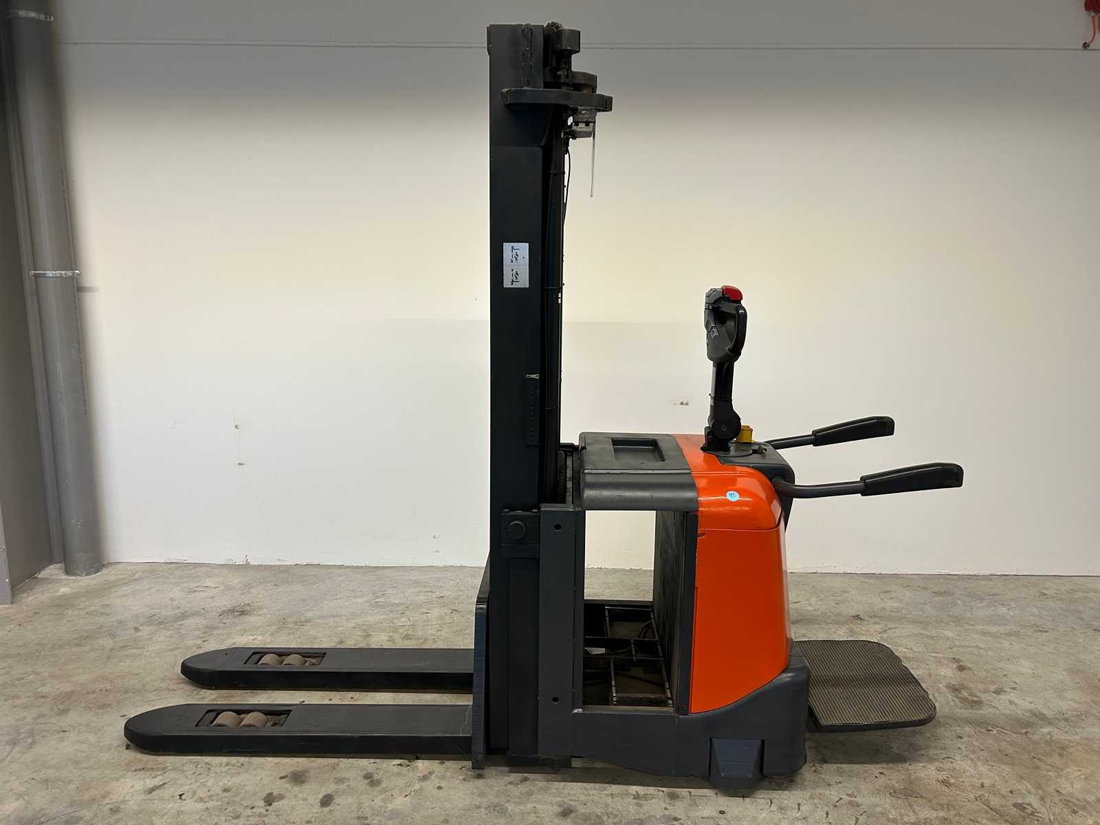 BT – 2007 – SPE 160 L – Stacker