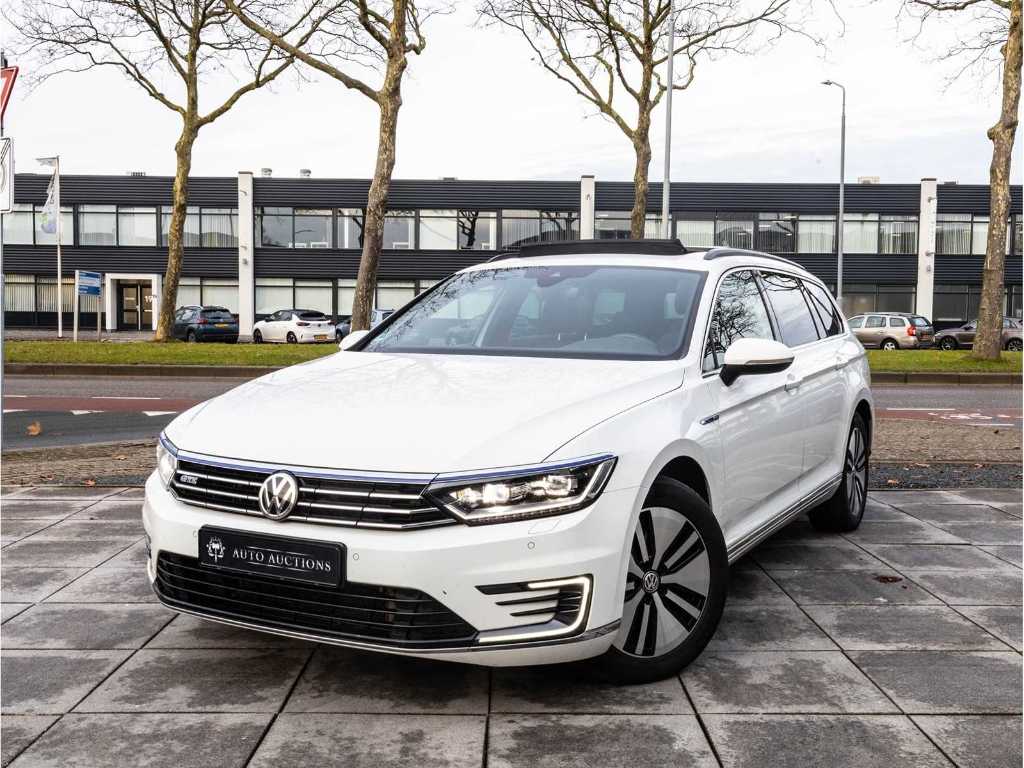 Volkswagen Passat Variant GTE 1.4 TSI PHEV 218HP Automatic 2018 Panoramic roof Virtual Adaptive Electric tailgate