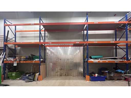 Étagère à palettes avec contenu