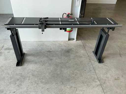 Convoyeur à rouleaux avec tige de mesure et entretoise