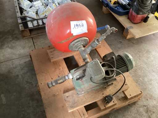 Pump unit with vessel