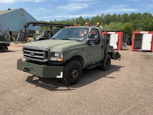 Ford Aircraft Tug F350 XL Pojazd Użytkowy z 2004 roku
