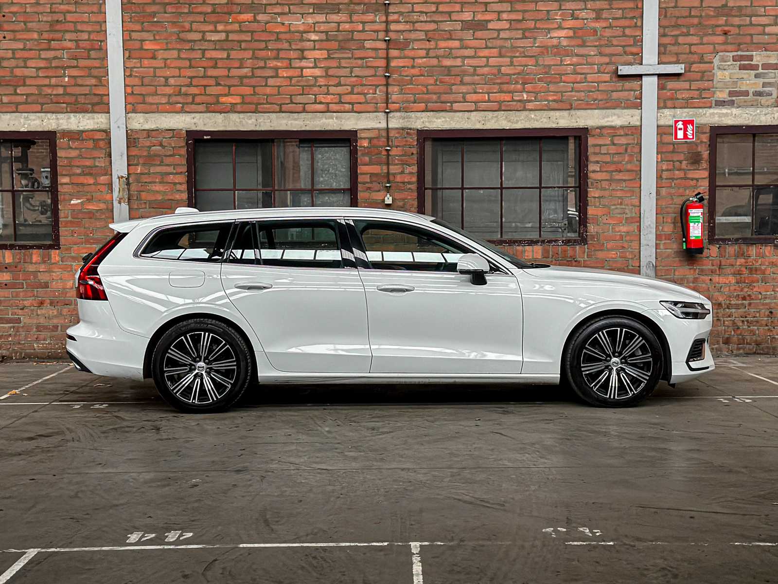Volvo V60 2.0 T6 Recharge AWD Inscription Expression 253pk 2021 (Origineel-NL + 1e eigenaar), N-828-HZ