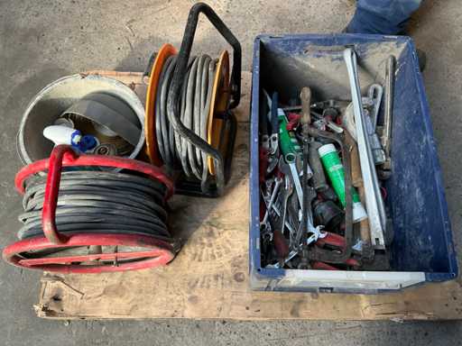 Divers handgereedsschap + 2x kabelhaspel