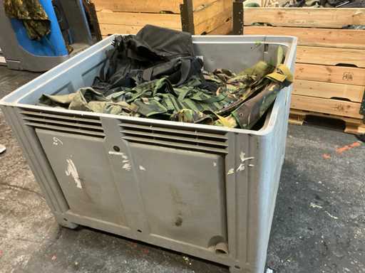 Diverse îmbrăcăminte militare