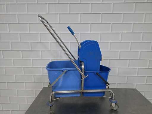 Căruță cu mopul