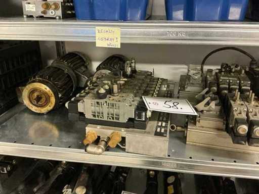 Vari dispositivi elettronici/pneumatici/pezzi di ricambio