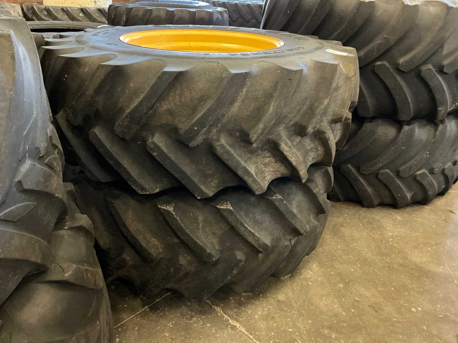 Tractor wheel (2x)