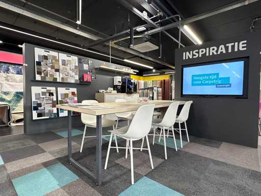 Vergadertafel met 6 Crassevig stoelen en 3 hanglampen