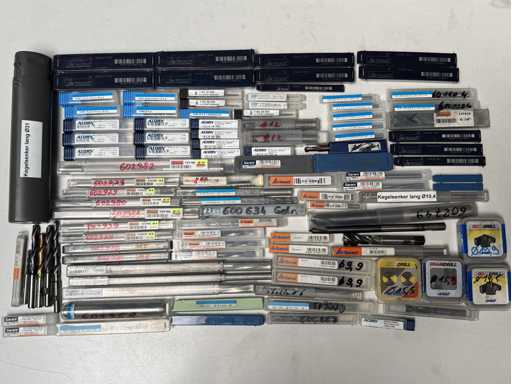   Beaucoup d’outils en carbure solide