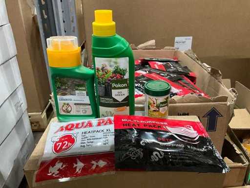 Pallet met plantenvoeding, heatpacks en anti onkruid concentraat