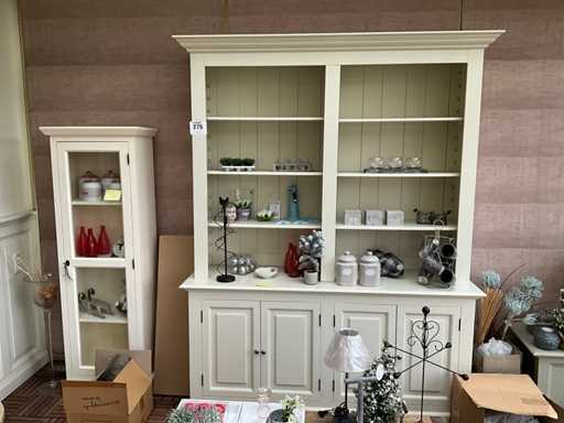 Bücherregal und Vitrine