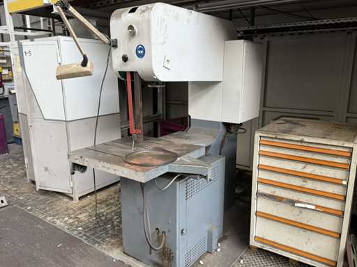   Scie à ruban verticale