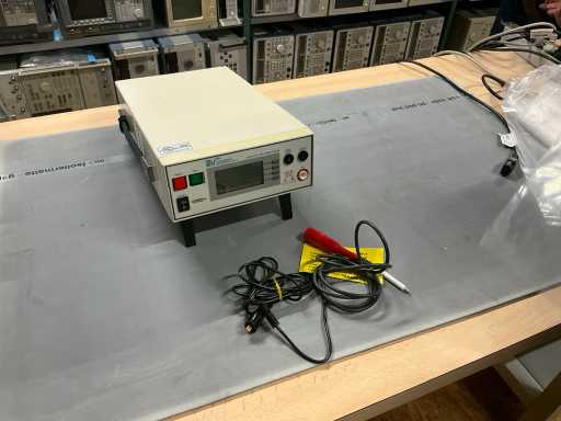 Associated Research 3770 Dielektrikmeter