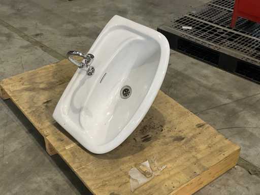 Lavandino con rubinetto