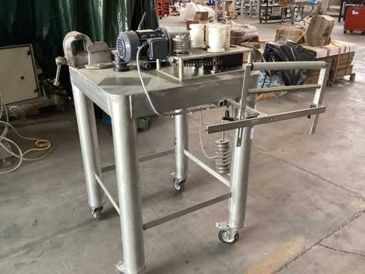 Werkbank met bankschroef en pijpbuiger