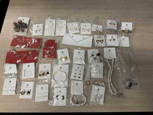 Partij sieraden, 33 verpakkingen