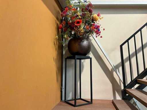 Fleurs artificielles avec vase et piédestal