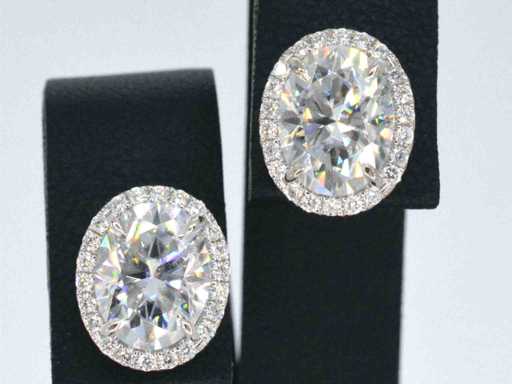 Boucles d’oreilles en or blanc de l’entourage ovales