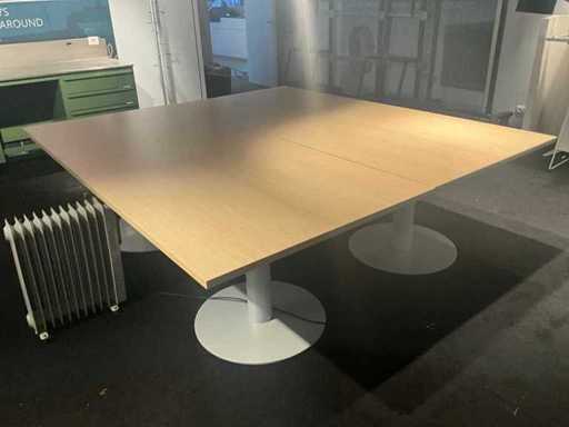 Table de conférence (2x) + table d’appoint